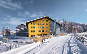 Basekamp Mountain Budget Hotel  3*